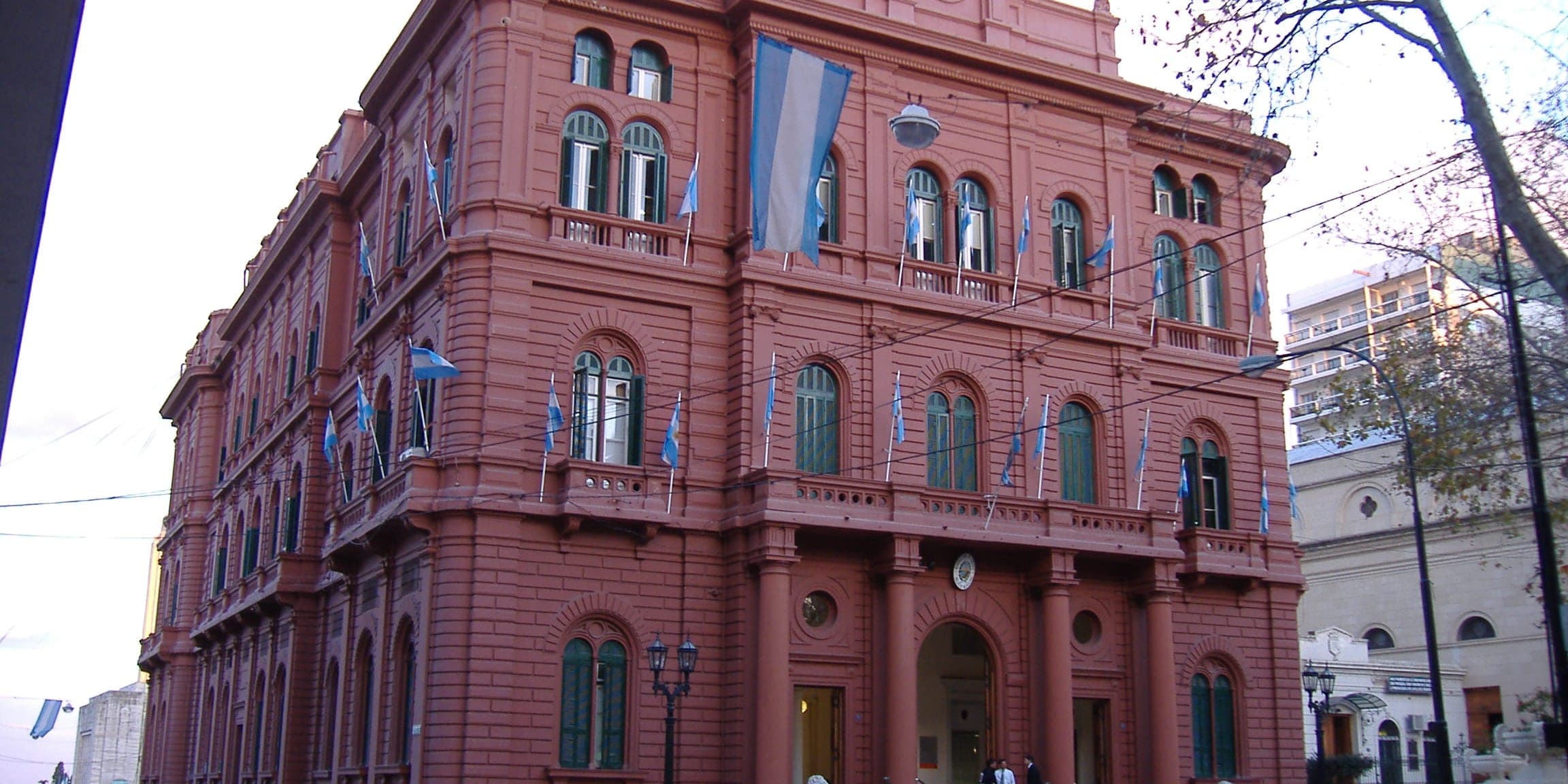 El Palacio de los Leones, sede de la Municipalidad de Rosario, con banderas argentinas en los balcones.